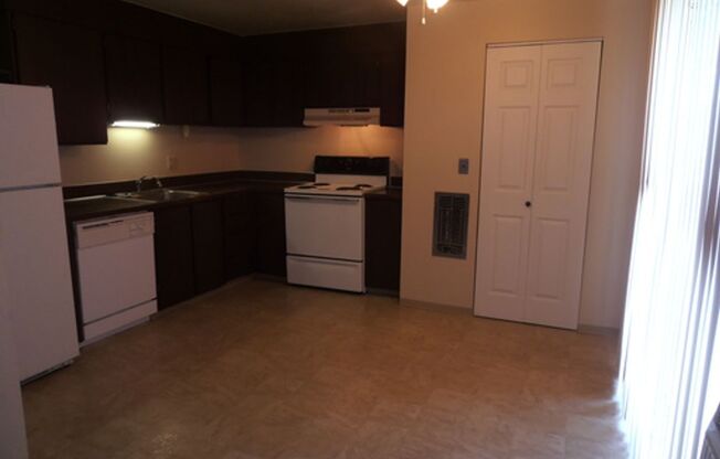 3 beds, 1.5 baths, 1,100 sqft, $1,485, Unit B03