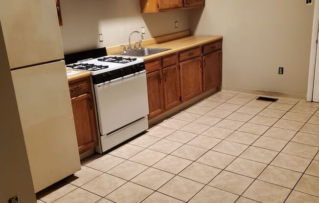 2 beds, 1 bath, $995, Unit 11