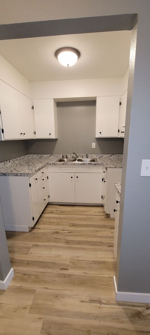 2 beds, 1 bath, $1,295, Unit 16