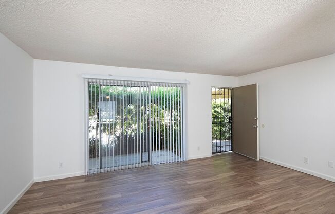 *OPEN HOUSE: 6/7 1:30-2:30PM*  Pacific Beach 2 Br with Assigned Parking and Patio!