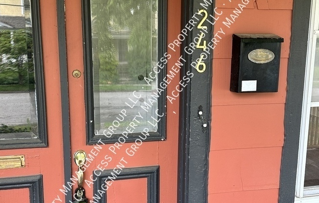246 HOLLISTER AVE SE