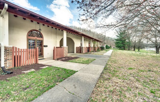 Great corner studio location in Belle Forest.