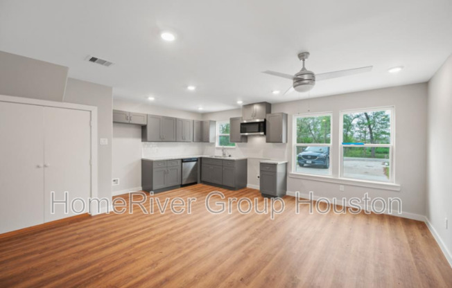 8217 CRESTVIEW DR