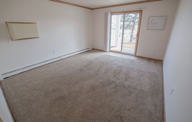 3 beds, 1 bath, 1,070 sqft, $995, Unit 1414-102