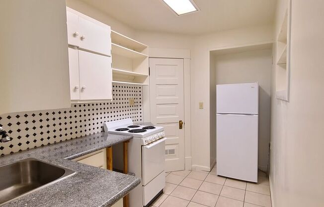 1 bed, 1 bath, $850, Unit D