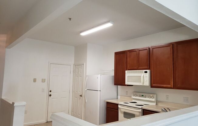 2-story Spacious Townhome - Gated Community - Open Floor Plan