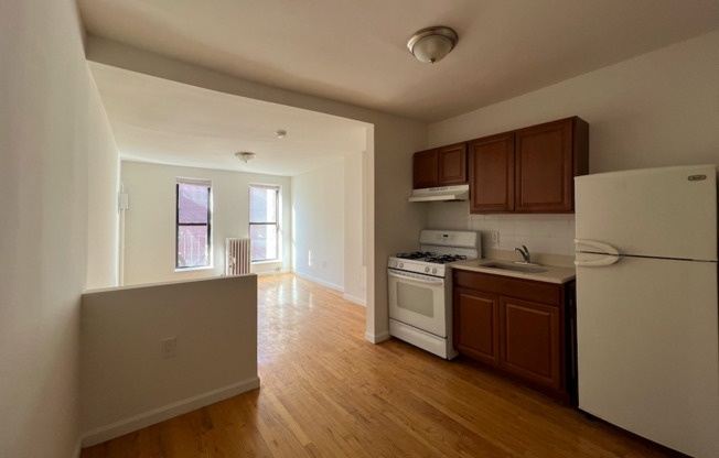 446 W 46 ST