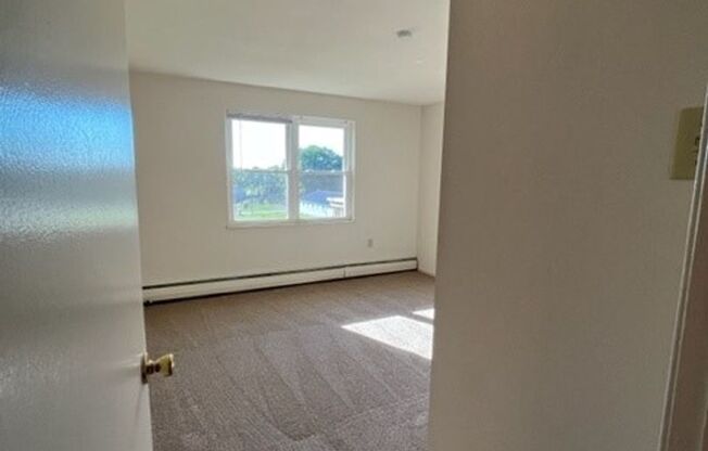 2 beds, 1 bath, 900 sqft, $1,525, Unit 933