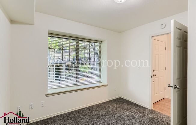 Newly painted 2 bedroom townhome near Max Station