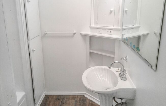 1 bed 1 bath Close to Texas Tech Pre-Leasing