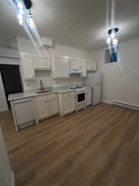 2 beds, 1 bath, $3,850, Unit B3