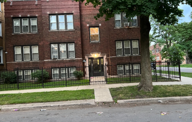 7957 S BURNHAM AVE