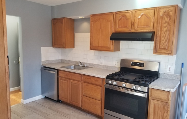 2 beds, 1 bath, 800 sqft, $2,600, Unit 2