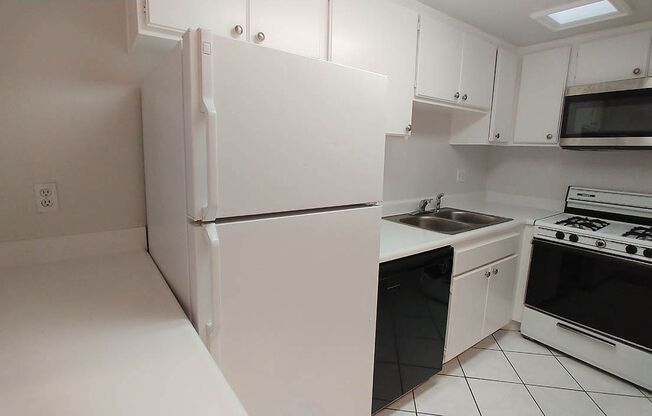 2 beds, 2 baths, 940 sqft, $2,950, Unit 515