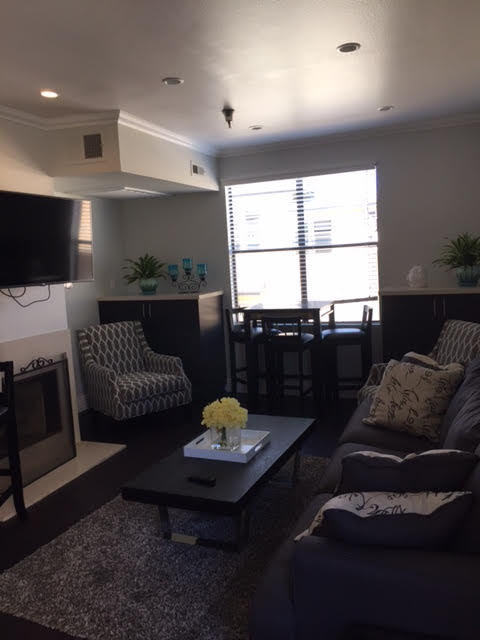 2 beds, 2 baths, 850 sqft, $2,725, Unit 215