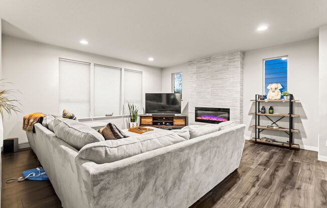 Available 4BR/4BATH Modern Home near Ash Creek!