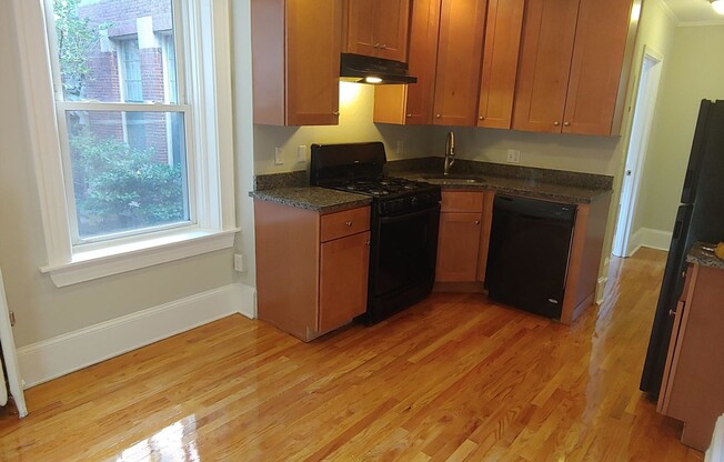 2 beds, 1 bath, $3,400, Unit 14