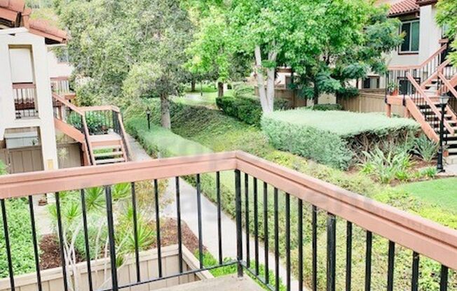 Beautiful 2 Bd/1 Ba, 806 sf upper unit condo located in very desirable La Jolla Colony community