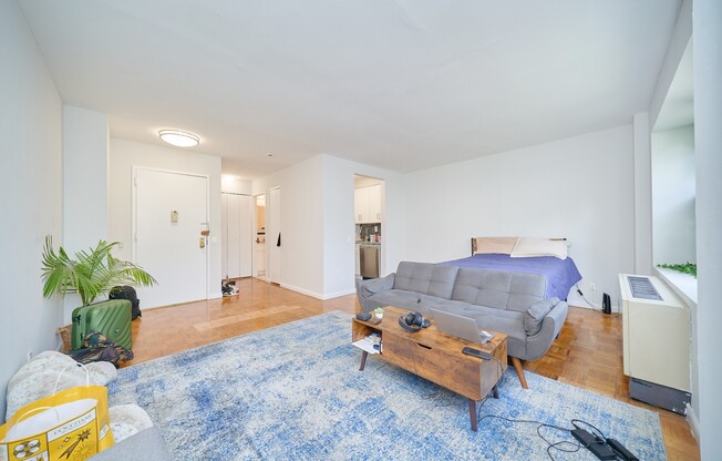 337 W 43 ST