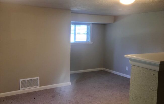 3 beds, 1 bath, $1,500, Unit Unit B