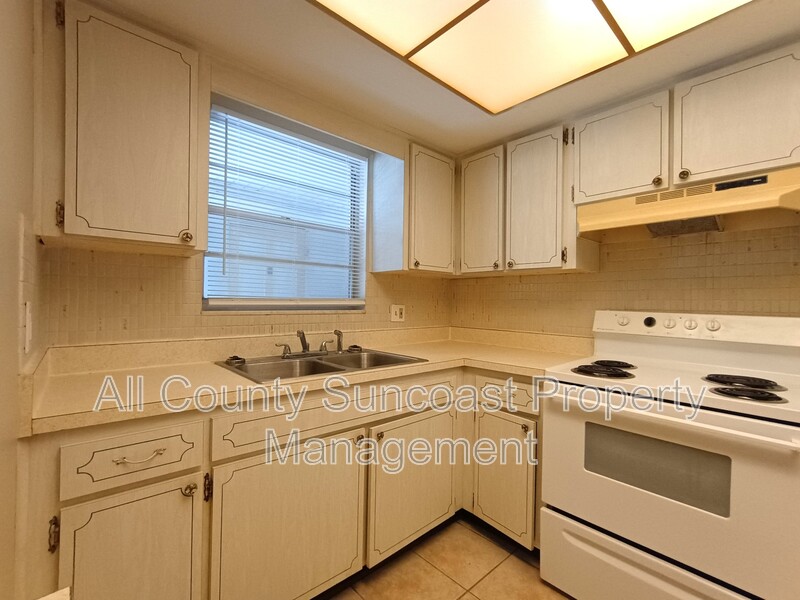 3467 33 AVE N
