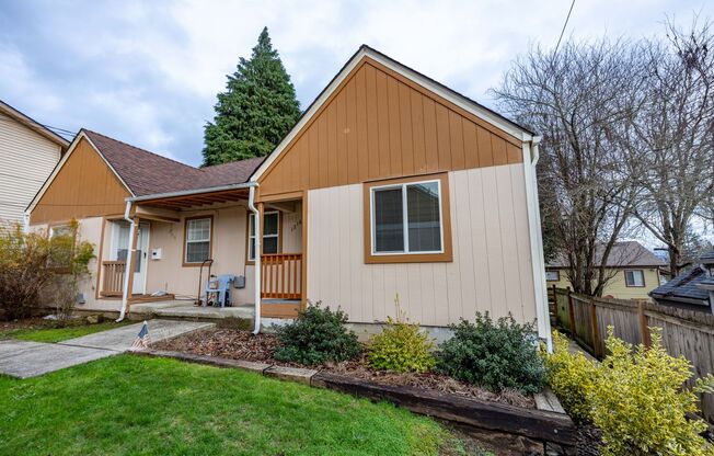 One bedroom duplex unit in Camas. - 2 blocks south of Crown Park