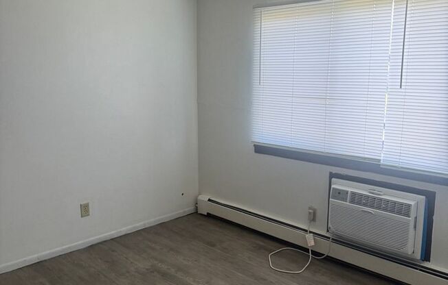 1 bed, 1 bath, 595 sqft, $700, Unit 10