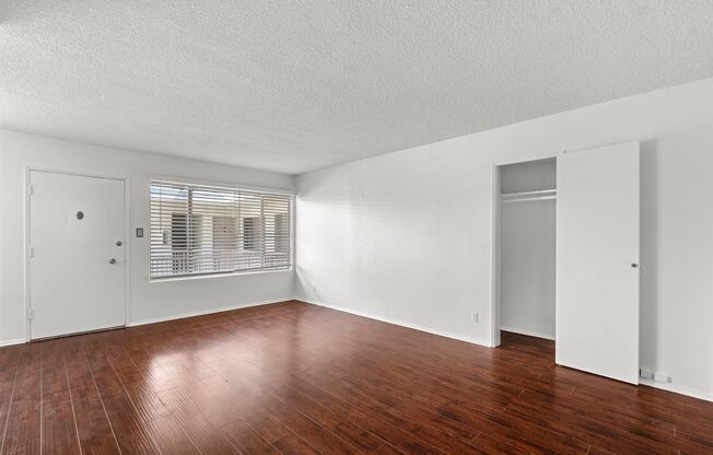 Spacious 2-Bedroom Apartment in Prime Location! ***One month free!***