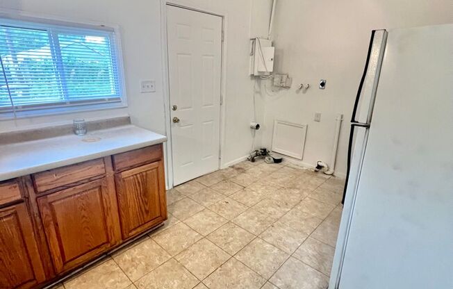 3 beds, 1 bath, $950