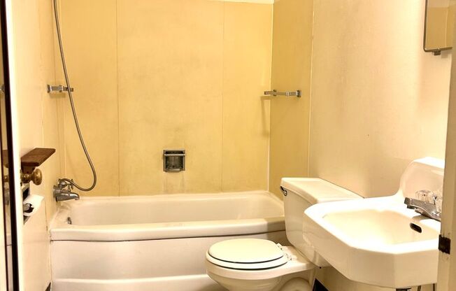 1 bed, 1 bath, $550, Unit 111 1/2 W 7th Apt 2