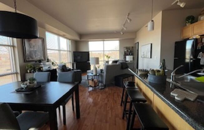 2 beds, 2 baths, 926 sqft, $1,725, Unit 212