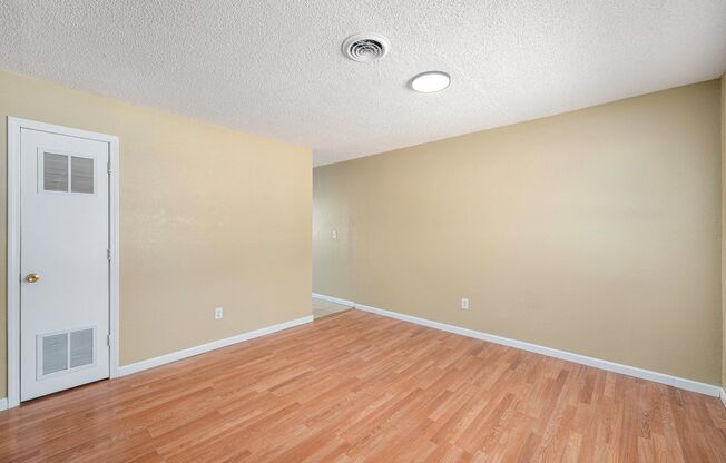 Beautiful 2BR/1BA Duplex in Independence!