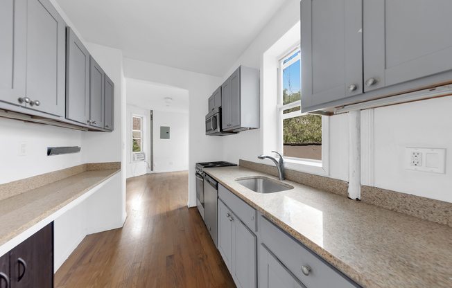 205 W 20 ST