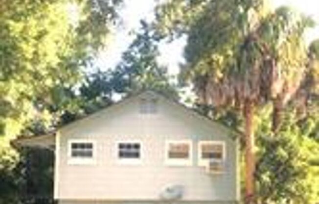 2 Bedroom / 1 Bath 2nd Floor Duplex in Sanford Available Now!