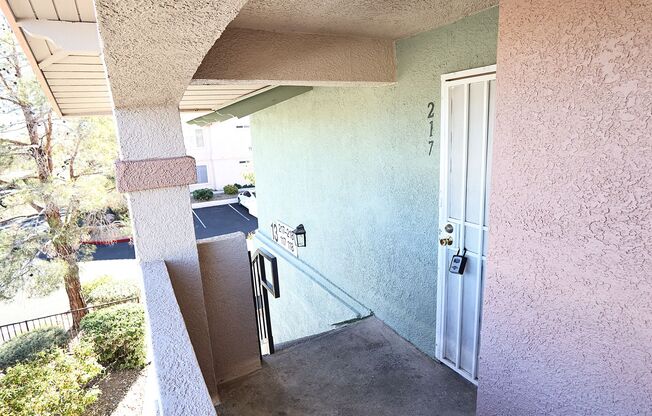 Summerlin area upper condo/vaulted ceilings/light and bright