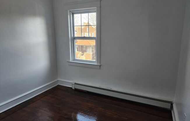 2 beds, 1 bath, $1,275