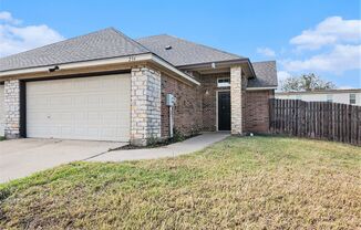 Discover your new home in this spacious 3-bedroom, 2-bath duplex located in the charming city of Weatherford, TX.