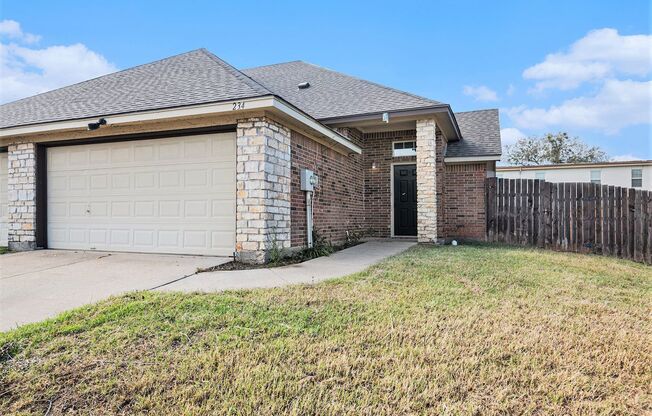 Discover your new home in this spacious 3-bedroom, 2-bath duplex located in the charming city of Weatherford, TX.