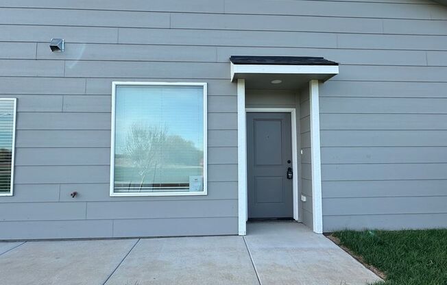 Gorgeous, BRAND NEW 4 Bedroom 2 Bath Duplex with Washer and Dryer included!!