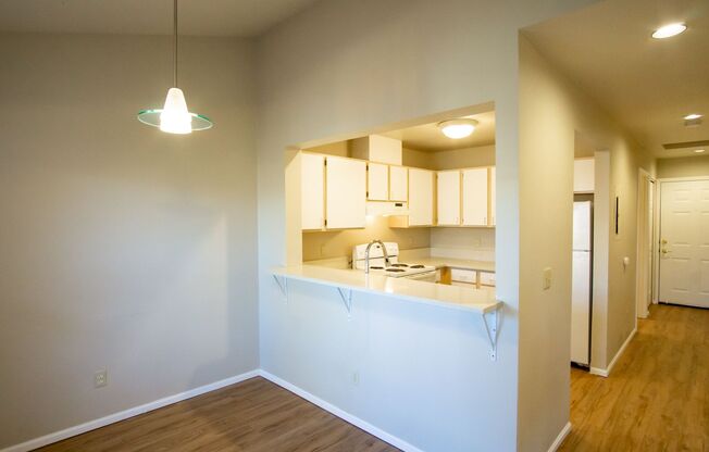 HALF OFF RENT!! Top Floor 2/2 w/Condo Finishes + Vaulted Ceilings!!