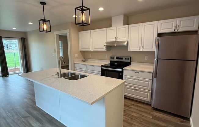 Modern Luxury 1 Bedroom with Open Kitchen & Private Yard- RENT SPECIAL