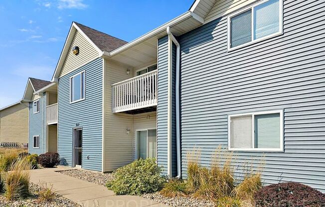 2 beds, 1 bath, 898 sqft, $1,025, Unit 7003 W. 56th Street #8