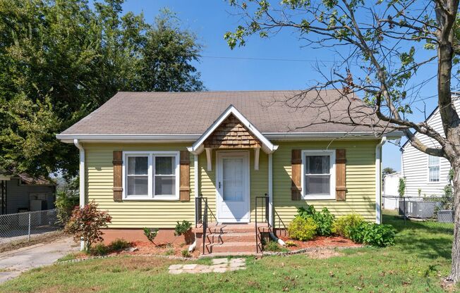 2 Bed/ 1 Bath Cottage in Charlotte Park, Fenced Yard and Pet Friendly