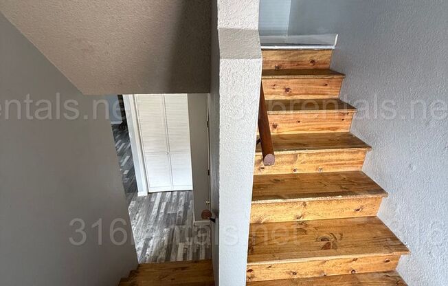 $895 - 2 bed 1.5 bath beautiful bi-level apartment