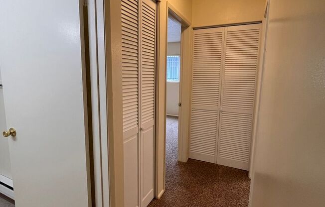 CLOSE-IN SE ::: Next to Park, Spacious, Pool & Great Location!!