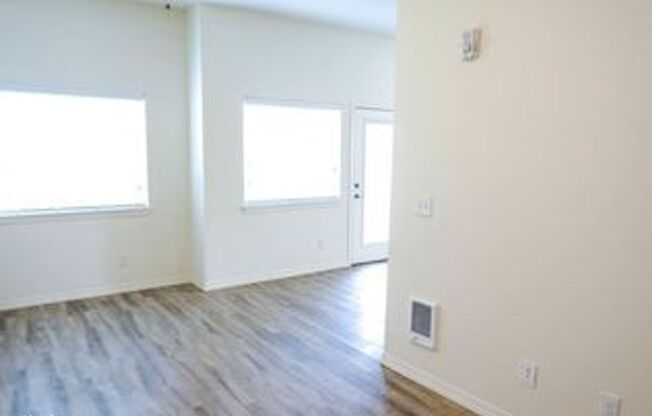 Studio, 1 bath, 435 sqft, $1,298, Unit 206