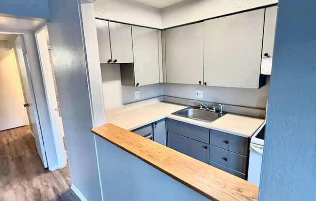 1 bed, 1 bath, $795, Unit 13
