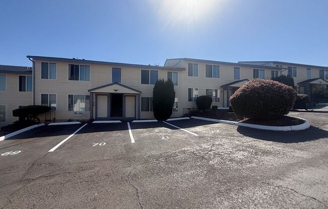 2 beds, 1 bath, 756 sqft, $1,150, Unit 77