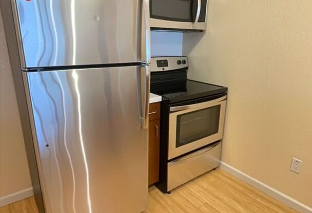 3 beds, 2 baths, 820 sqft, $4,645, Unit 405