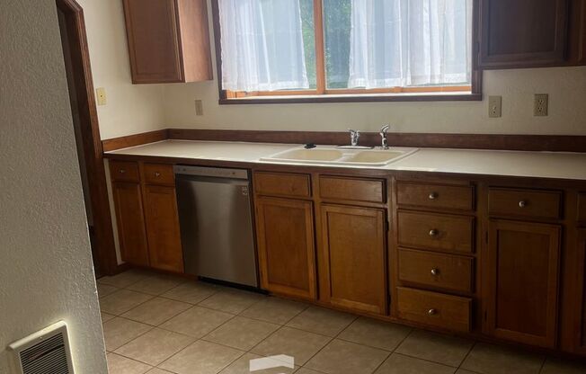 Spacious 4 Bed 3 Bath Lynnwood Home w/ Full Attached Mother-In-Law Unit!